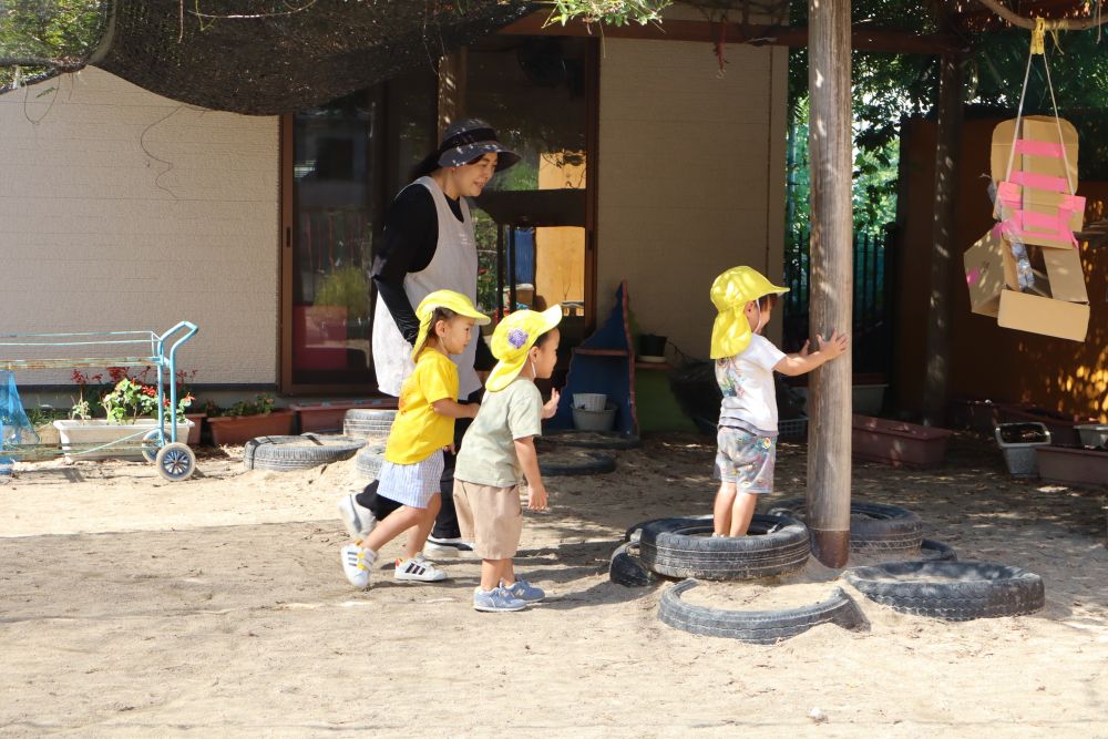 雨も上がり、朝夕も涼しくなり
季節はいつの間にか秋になりましたね🍂

運動会の練習も少しずつ始まる中、
園庭では好きな遊びを楽しむ子どもたち🌟

「だーるまんさんがころんだ！！」
年上の友達の遊びを見ているからか、
クマ組さんも先生と一緒にまねっこ♪
