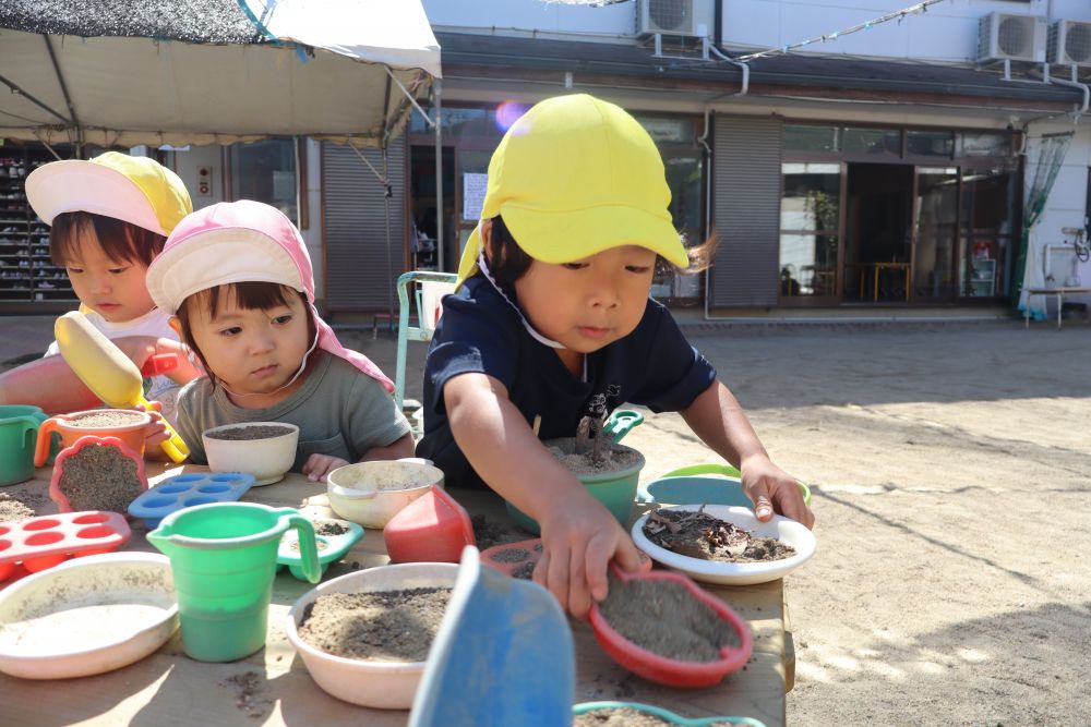 みんなで作ったご飯を
机に並べて食べよう♪

Iくん作　「おさかな」です🐟
「骨がたくさんあるからきをつけてね！」
家庭での様子が伺える会話♡

秋はまだまだ楽しいことばかり♪
どんぐりや落ち葉、これからたくさん
『秋見つけ』に行こうね！

昼夜の気温差が大きい季節でもあるので、
健康面には十分に気をつけて過ごしていきたいです！
