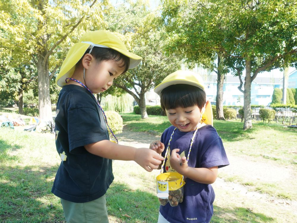 「みてー！ダンゴムシ！！」
「２匹もおったじゃん！」
「動いたねー♪」
コオロギなどの秋の虫はまだ発見できず・・・
次回のお楽しみに♡