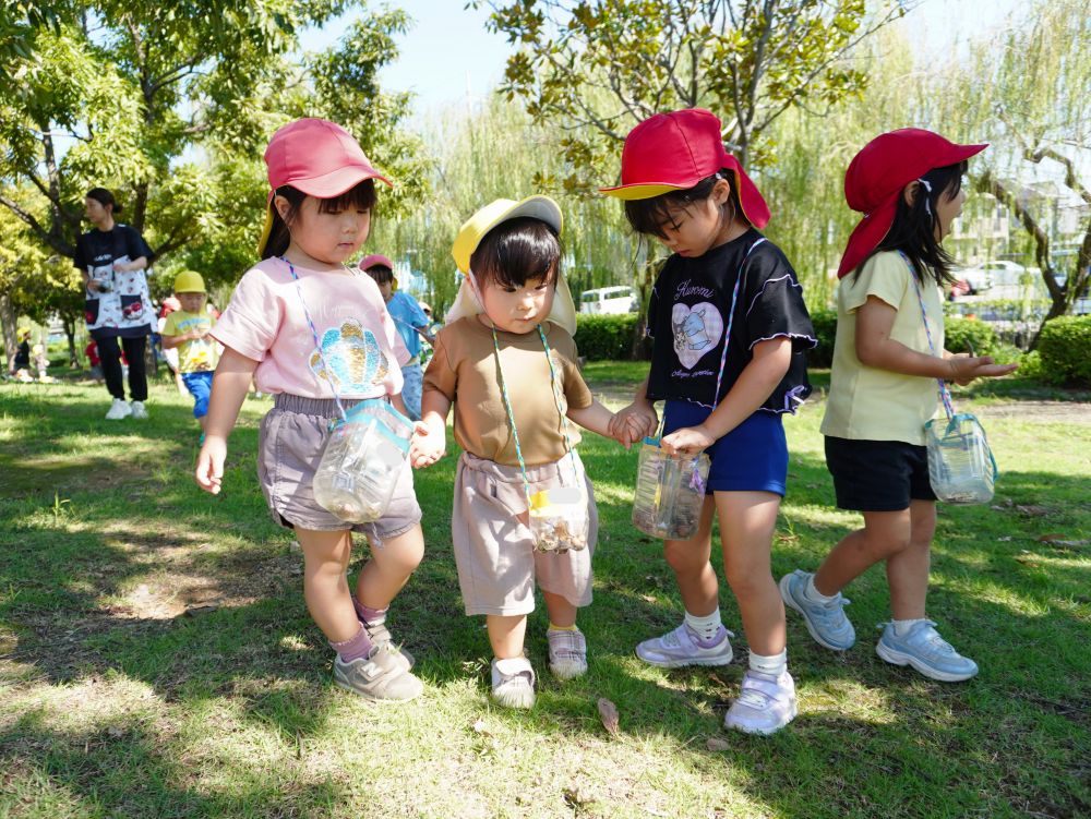 「一緒にどんぐり探そう！」
「こっち行ってみよう！」
声を掛けたり手を繋いだりしながら
たくさん遊んでくれました♡