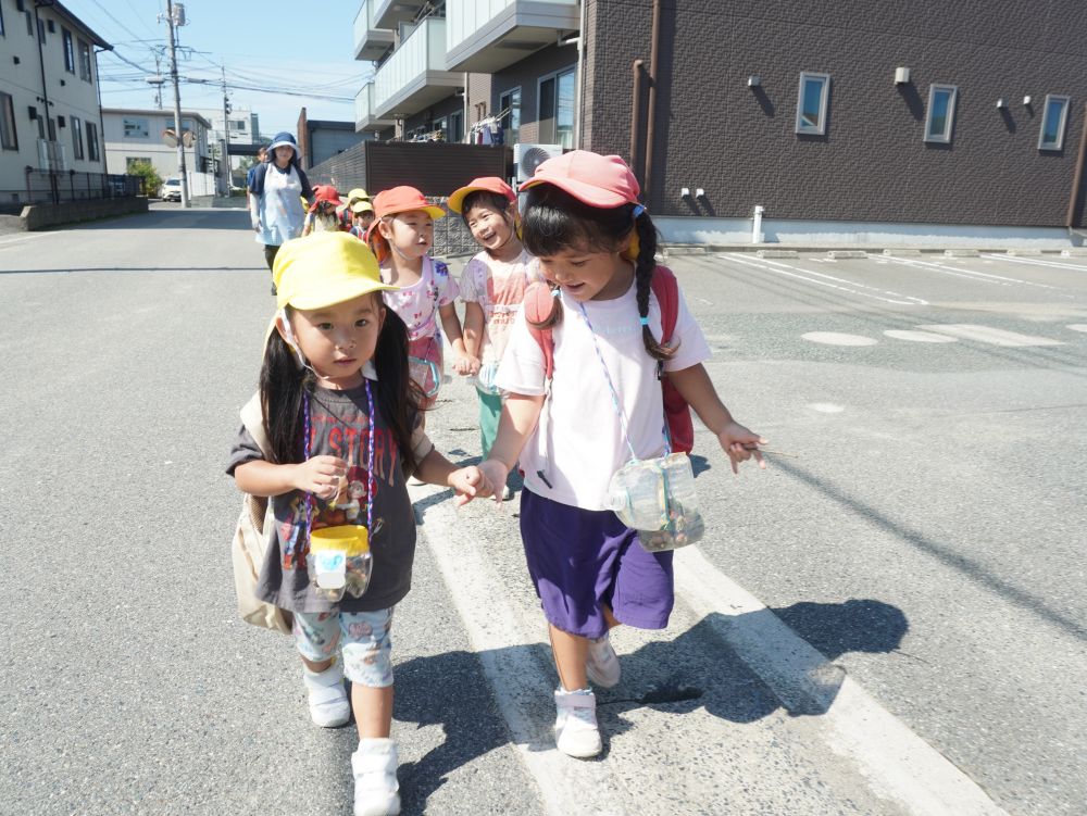 「Kちゃん手がかわいいね♡」
「車が来たら止まるんだよ！」
「おなかすいたね～」
「もうゆめはうす着くよ！」
帰り道もずっと話しかけてくれていたKちゃん♡
優しいお姉ちゃんたちの存在が心強かったです♡