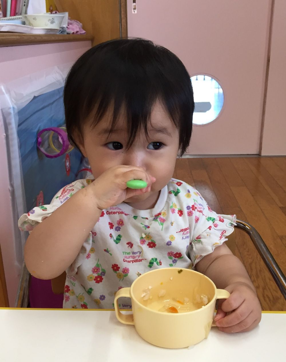 先月の食育の日に学んだ「食具の使い方」を
毎日練習しながら給食を食べています。

ウサギ組さん

スプーンから落ちてしまうこともありますが、
上からぎゅっと握って頑張って口に運ぶ練習中です。
少しずつスプーンですくったり口に持って行ったりが
上手にできるようになってきました！

