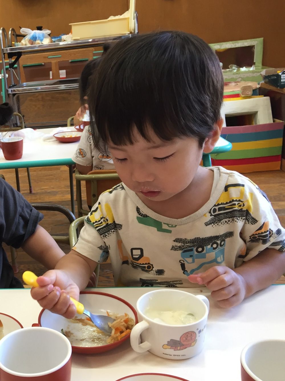 ヒヨコ組さん

鉛筆持ちに向けて下から食具を握って食べる
練習をしています。
真剣な表情で一生懸命すくっている様子も見られました☆