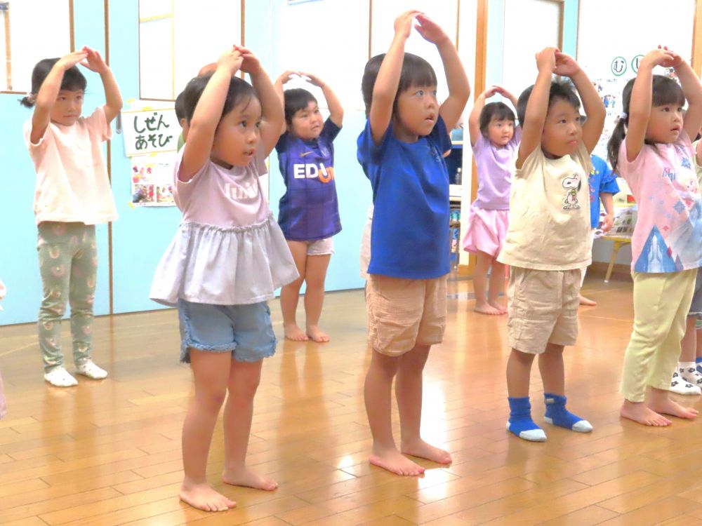 遊びのなかで好きな曲を踊って
表現することを楽しんでいるリス組さん♡



　「こうやって踊るの～？」
　「じゃ～んぷ！」
『ツイてる！ツイてる！』の曲を流しながら
振付を真似て踊ってみる！