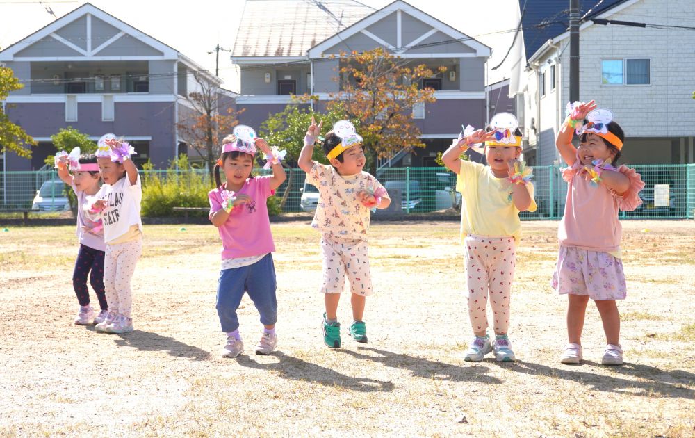衣装をつけてルンルンで♪
友達と一緒に踊りながら
思いきり体を動かしています！