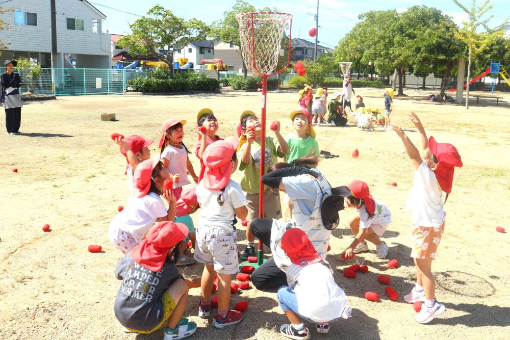 ダンシング玉入れをする中で
"勝って嬉しい"　"負けて悔しい"など
いろいろな気持ちと葛藤しながらも最後まで諦めずにしたり、
音楽に合わせて友達と体を動かす事を楽しんだりしています


チームで話し合って決めたチーム名『さくらんぼさんふれっちぇチーム』

”玉入れをすることが楽しい！”から
”勝ちたい”　”玉をたくさん入れるにはどうしたらいいか”など
自分で考えたり、友達と話し合ったりする姿が増えました

みんなで考えて試行錯誤する姿を大切にしたいです♡