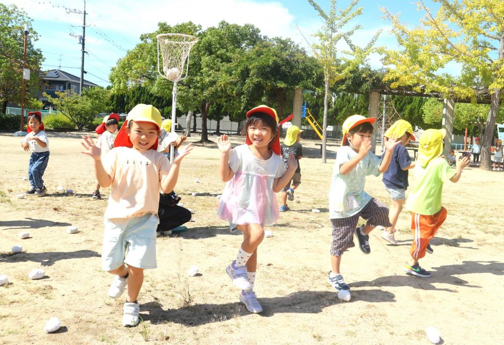 チームのみんなで力を合わせる競技！
『ダンシング玉入れ』

チームの名前はみんなで話し合い
「ぺんぎん」に決め仲間意識が高まり
いざ練習へ♡


まず始めは「エビカニクス」の曲に乗せてダンシング♪
エビやカニになりきって楽しみながら全身で踊ります♡