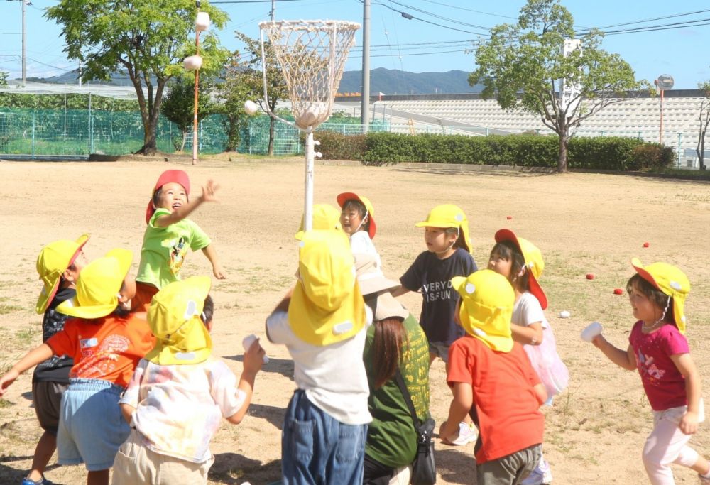 エビカニクスから玉入れの曲に変わると・・・
全力で玉入れ！！！

玉入れをする回数を重ねるにつれ
「玉は1個ずつ拾うより３個ぐらい拾った方がたくさん投げれる！」
「ジャンプしてより高くしよう！」
自分たちで体験していく中でコツを掴んだり、工夫したり
しながら一生懸命玉を入れようとするぺんぎんチーム！


そして結果発表のとき・・・！
1個差で惜敗が続き、悔しい表情ですが
これも一生懸命頑張った証ですね