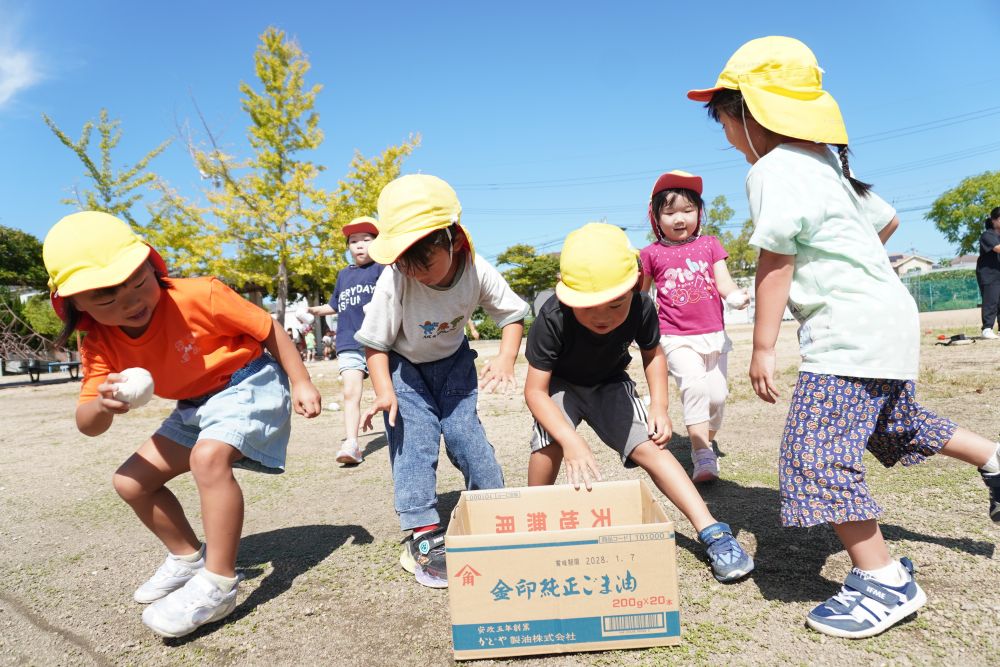 しかしまだチャンスが☆
おかたづけ競争が！
最後の1個まで玉を残さないように声かけを
しながら全員が座るまで頑張ります！

そしておかたづけ競争の結果発表！
ドキドキしながら待つと・・・
ぺんぎんチームの勝利☆☆
ジャンプをしみんなで顔を見合わせ大喜び！

玉入れ競争も勝てるように
これからも力を合わせて頑張っていこうね☆