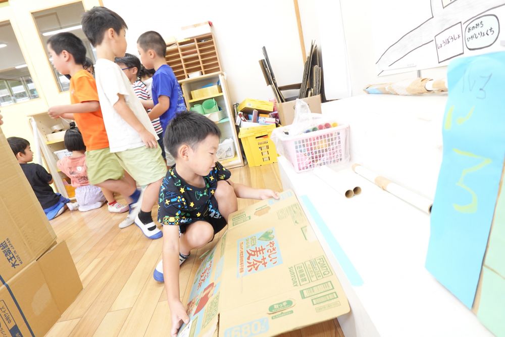 運動会の競技『ボールころるんゲーム』
考えて・・・工夫して・・仲間と話し合って・・・
試行錯誤を重ねながら
競技を楽しんでいるキリン組♡

まずはアイテム！！
ボールを仲間とつないで運ぶために
自分のアイテムを作ります

アイテムの長さは決まっています！！
「ちょっと長いかな・・・」
長さの確認をしながら作っていきます！！