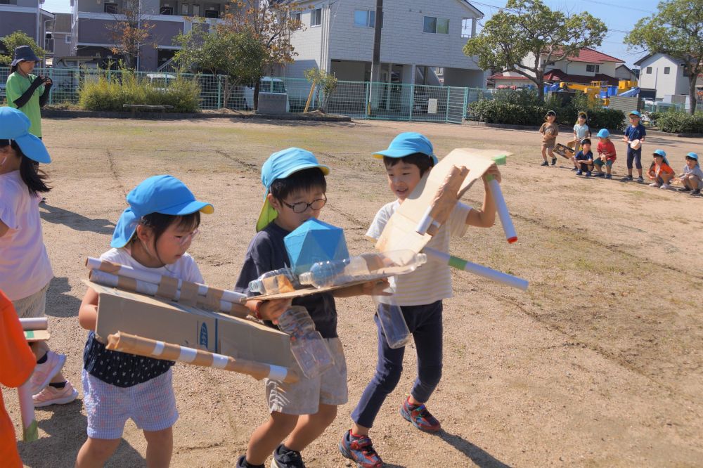 ボールが落ちないように
仲間と息を合わせてつなげます！！

どのチームも
仲間と力を合わせて頑張ろう！！