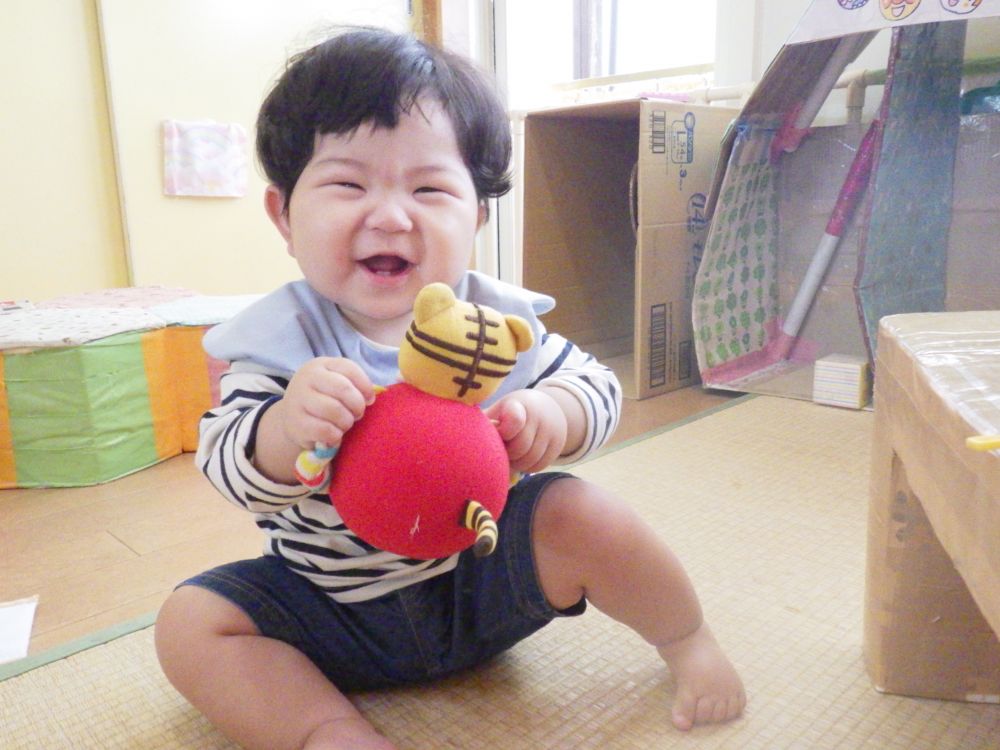 ウサギ組に1名の新しい友達が仲間入り♡

音の出るおもちゃが大好きなYちゃん！
カラ～ン♪コロ～ン♪揺らすと音が聞こえてくる
楽しくて可愛い笑顔をたくさん見せてくれます！