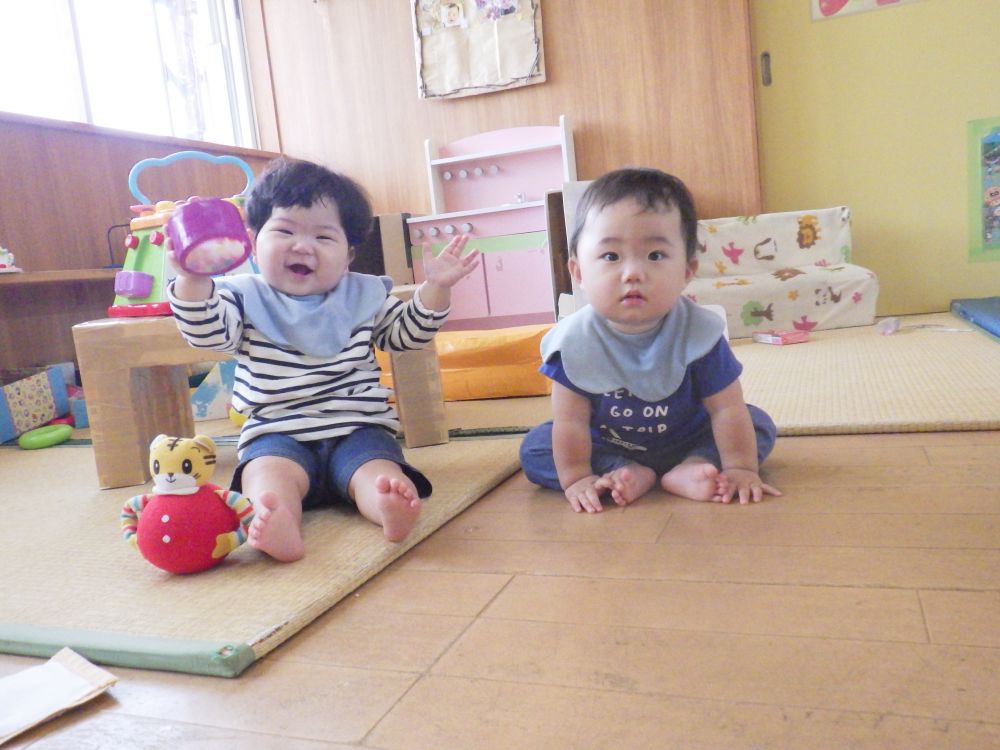 友達と一緒も楽しい時間になってきました
顔を見合わせてじーっと見つめ合ったり、
「あっ！あっ！」と声を出して話しをしたり♡
