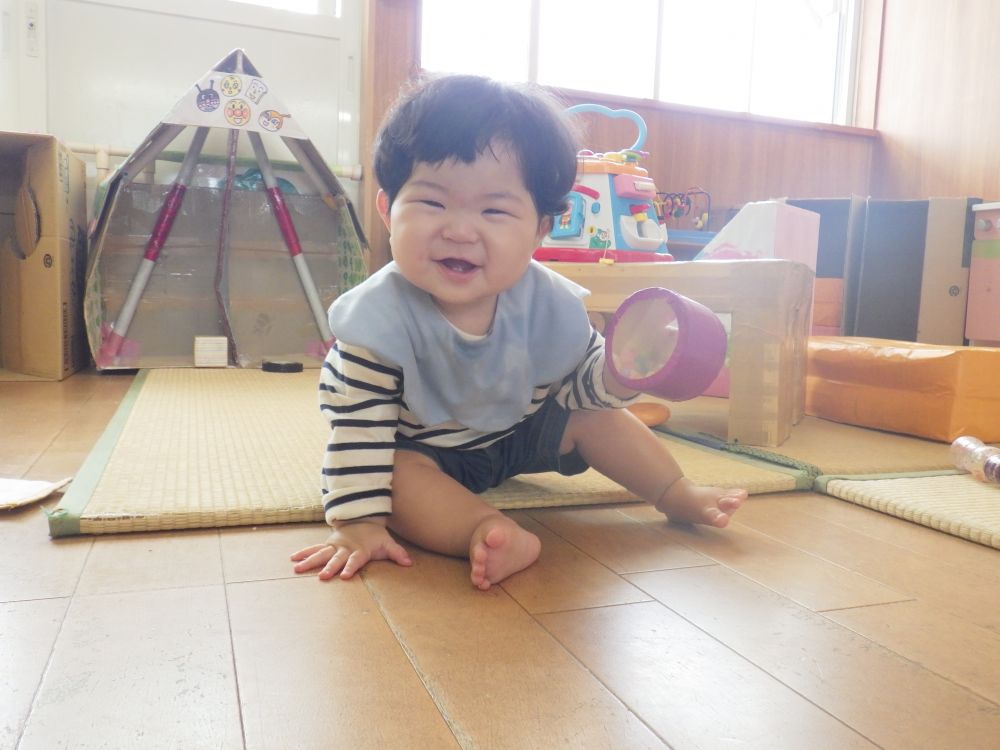 食べる事も大好きなYちゃん♡
美味しい給食楽しみだね～

これから気持ちの良い季節になります♪
園庭遊びやお散歩に出て、いっぱい遊ぼうね！
