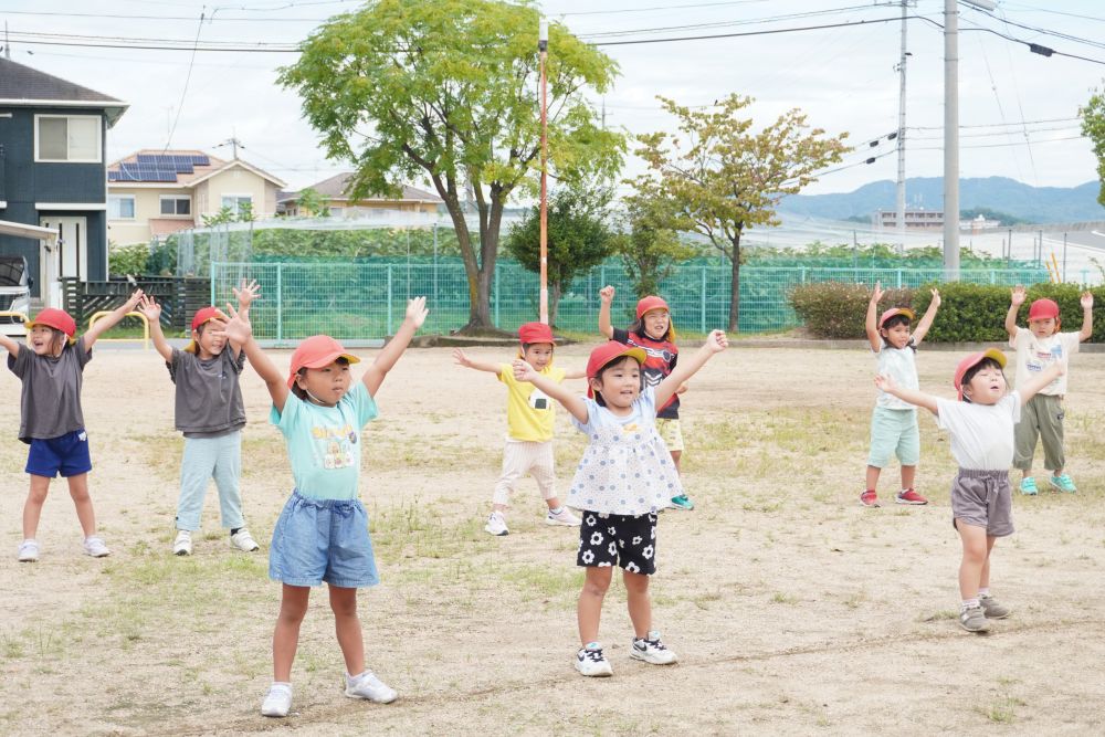 歌ったり踊ったりすることが大好きなゾウ組さん
「〇〇踊ろう！」
「次はこの曲♪」
自然と踊りたい友達が集まってきて・・♡
好きな音楽を選び友達と一緒に踊ることを楽しんでいます

♪パリピーパリポーパリパリピー♪
♪カンパーイ！！♪

「こうやって踊った方がかっこいいよ！」
「ここはどうやって踊るんだったっけ？」
友達と確認し合いながら・・♡



