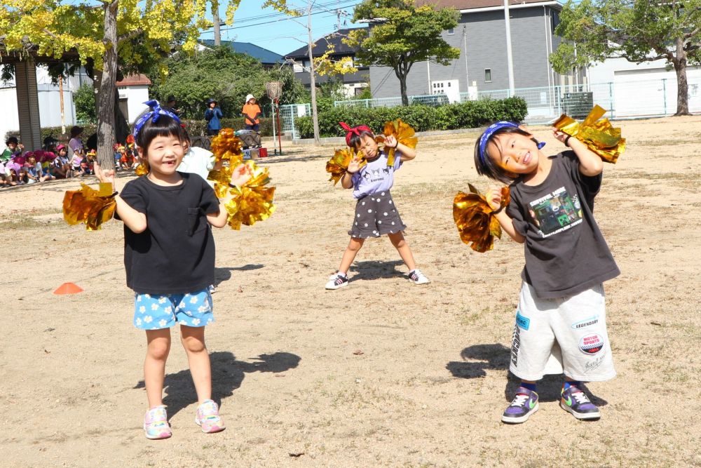 「明日運動会？」
「違うよ！11日の日曜日だよ！カレンダーみて！」
「楽しみすぎる！！」
「おうちの人に早く見てもらいたいよね♡」
衣装やポンポンを身につけてさらに期待も膨らみ、運動会が待ち遠しい様子

個性があふれるゾウ組さん♡
一人ひとり自分らしく表現を楽しんでいます


