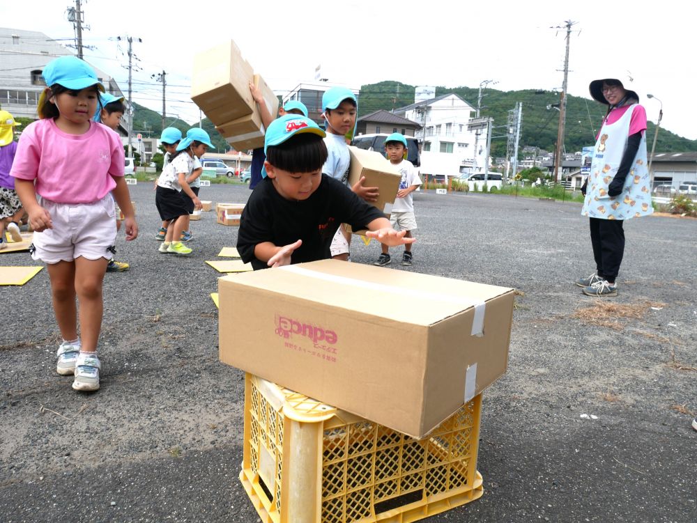 子ども達だけで戦う第一回戦は
フラフープの中に積み上げ
数が多いほうで競います🏆