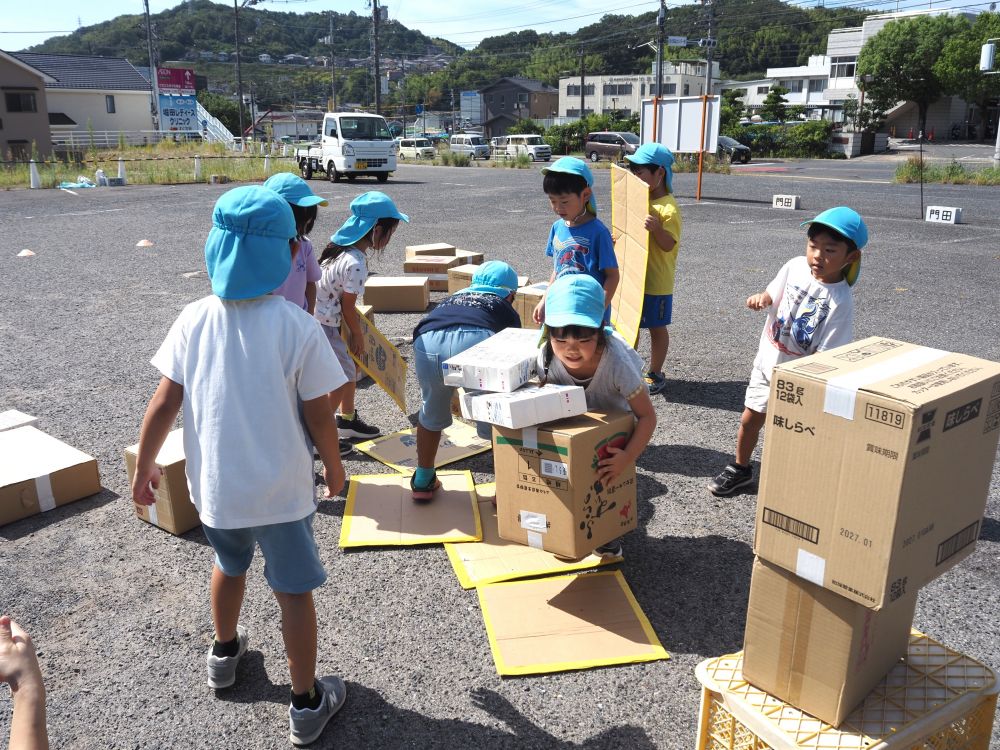 第二回戦からは保護者とペアで♡
子どもが選んだダンボールで
保護者の方に道を作ってもらいます
その上を子どもが歩き宝を運びます💎
親子でやるときは線まで走らず…
スタートからダンボールの道を作ってもらいます😆
