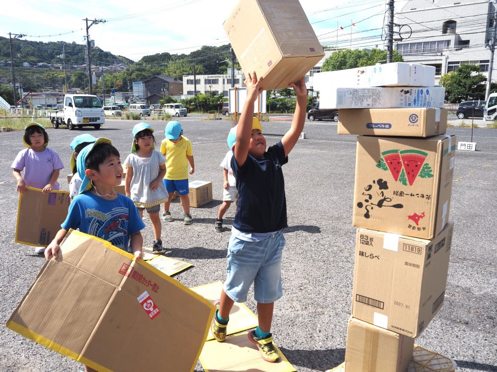 積み上げる場所もフラフープからコンテナに変わります
高くなってくると抱っこが必要かも…♡♡
運動会もそうですが、なにより親子競技を
とっても楽しみにしている子どもたち
保護者の方も是非全力で楽しんでください♪
