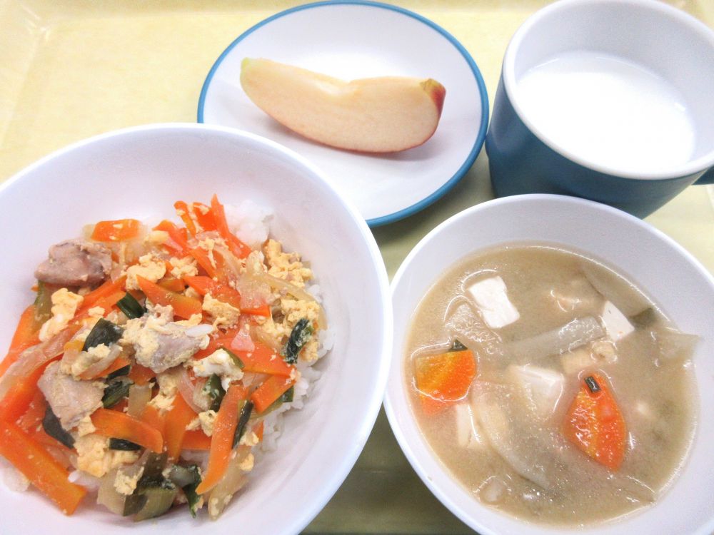 親子丼

みそけんちん汁

りんご

牛乳