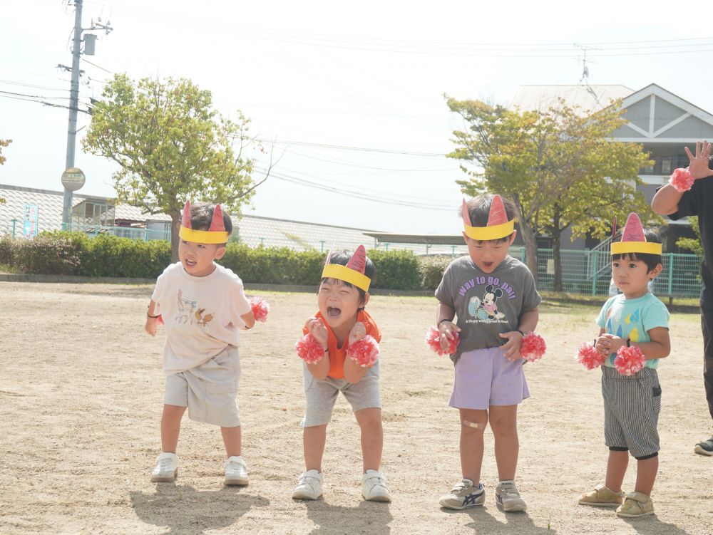 やりたくない…　やってみたい…
気持ちと葛藤しながら生活する子どもたちにぴったりな曲♡
怒ったり笑ったり叫んだり　
音楽に合わせて気持ちそのままを表現することを楽しむ♡



「やってみたーーーい！！」
「やりたくなーーーい！！」
大きな声で叫ぶ姿♡