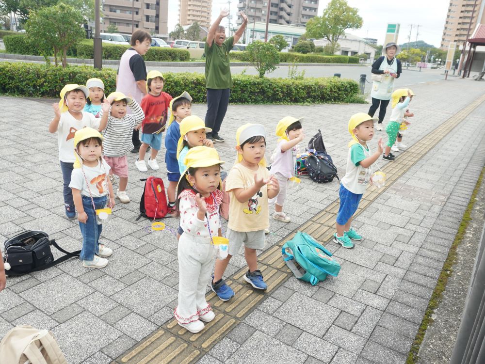東尾道駅から黒崎水路…
春からのお決まりコース！
電車やバスは何回見ても大喜び♡



「あっ電車来たー！！」
「おーーーい！」
「車掌さん手振ってくれたね♪」
電車にバイバイして・・・