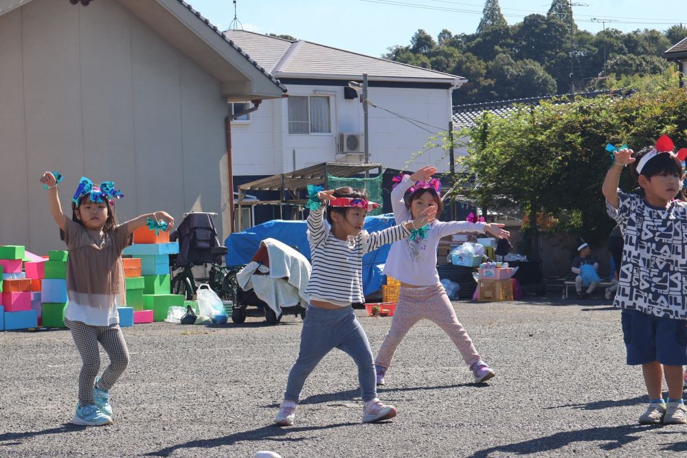 アイディアがどんどん出てくるゾウ組さん
自分たちで考えただけあり
踊りもなりきってノリノリ♪

かわいいポーズ
かっこいいポーズ
ゾウ組さん一人一人の個性が光ります✨

