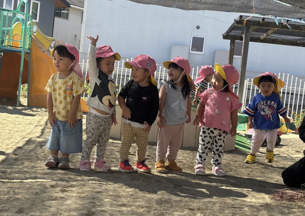 クマ組さんの運動会の練習を、応援しながら見ていたヒヨコ組さん！！
その後の園庭遊びで、「やりたいー！！」と、
かけっこをまねする姿がみられました☺️

 
同じように、名前を呼ばれて、「はいっ！！」と元気よく返事！！
それをみて友達もワクワク♡
