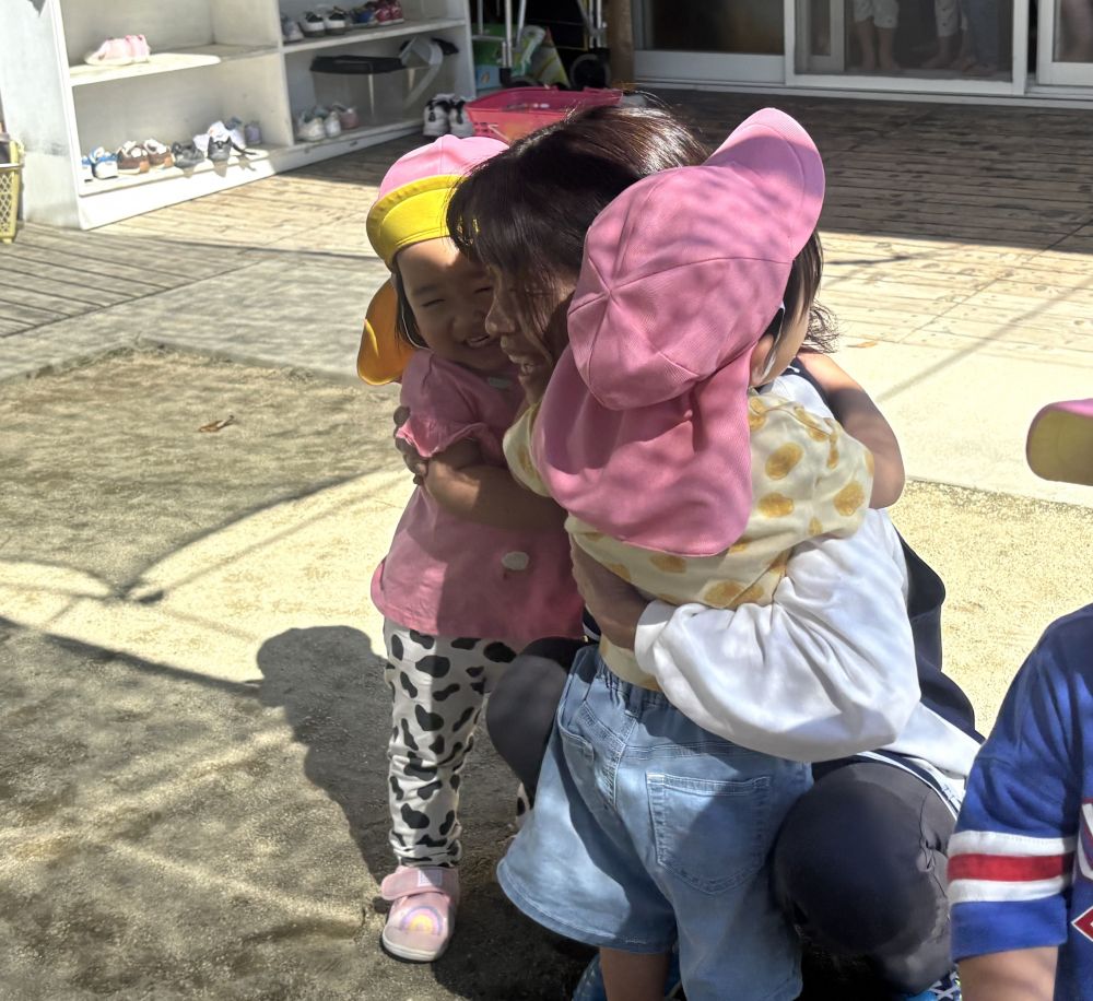ゴールまで思いっきり走って、ギュー♡
楽しそうに走る姿を見て友達がやってきて、
もう1回走って…
かけっこ遊びが広がりました🎶