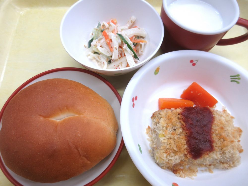 ロールパン

スコップコロッケ

にんじんグラッセ

大根サラダ

牛乳
