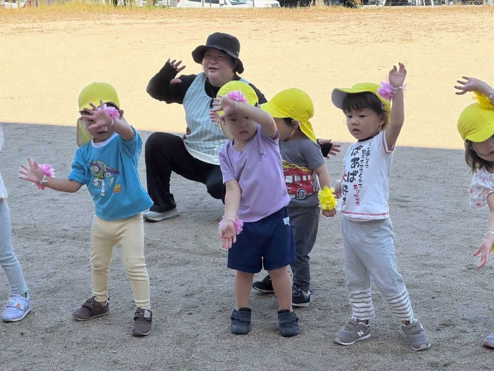 今日は最後の練習で広場へ!!

おやつを食べた後、
早速踊りました♪
もう踊りを覚えてお手本なしでも
踊れちゃいます‎!!