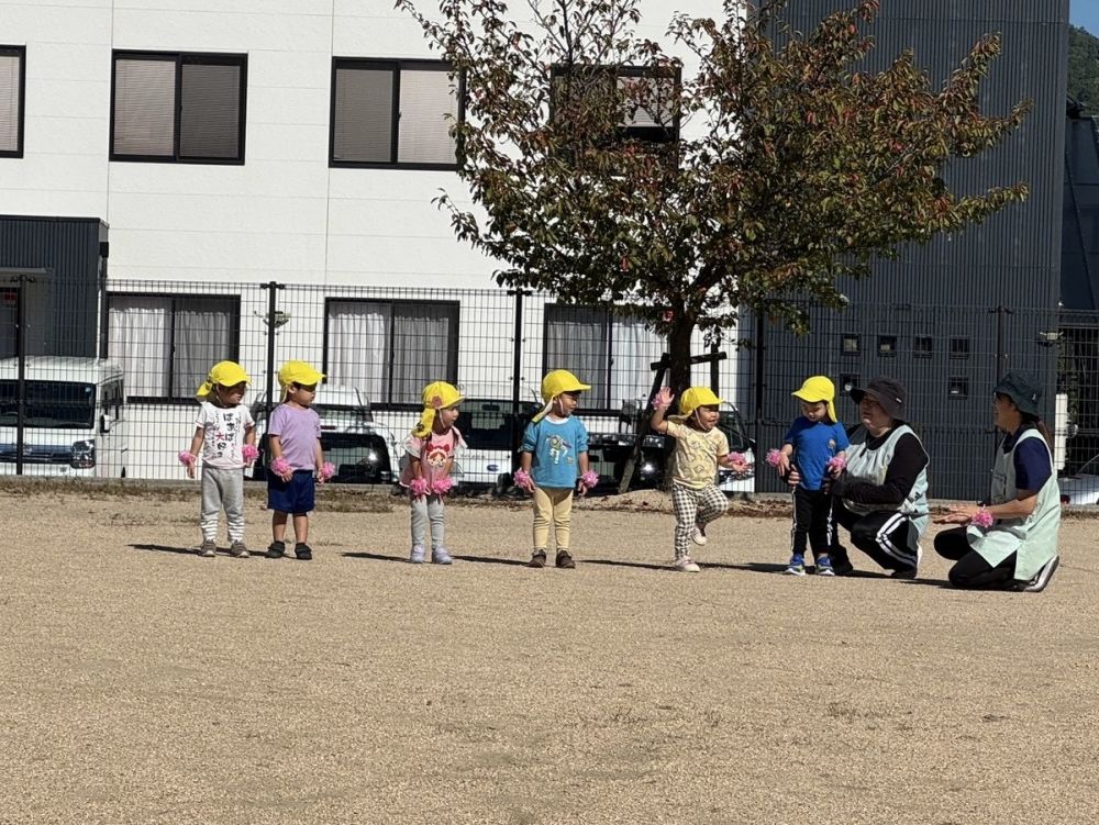 踊ったあとはかけっこへ🏃‪💨
名前を呼ばれると大きな声で返事をして
「よーいどん！」
先生のところまで笑顔で走ります♡