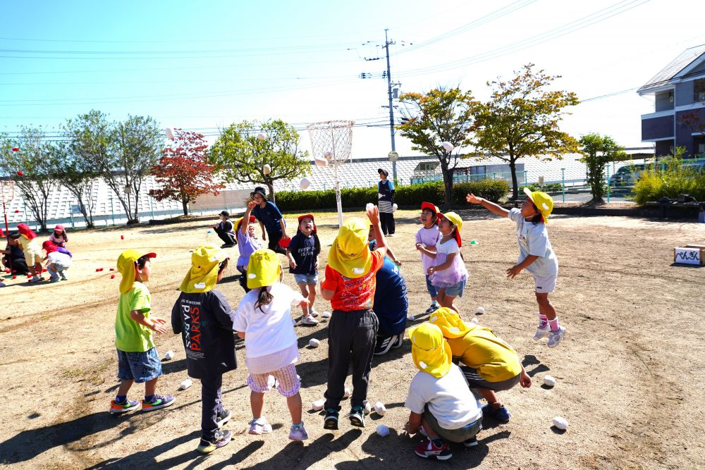 “勝ちたい”とやる気十分なダンシング玉入れ
踊って投げて楽しんで！！
お家の人も一緒に盛り上がりましょう♡
