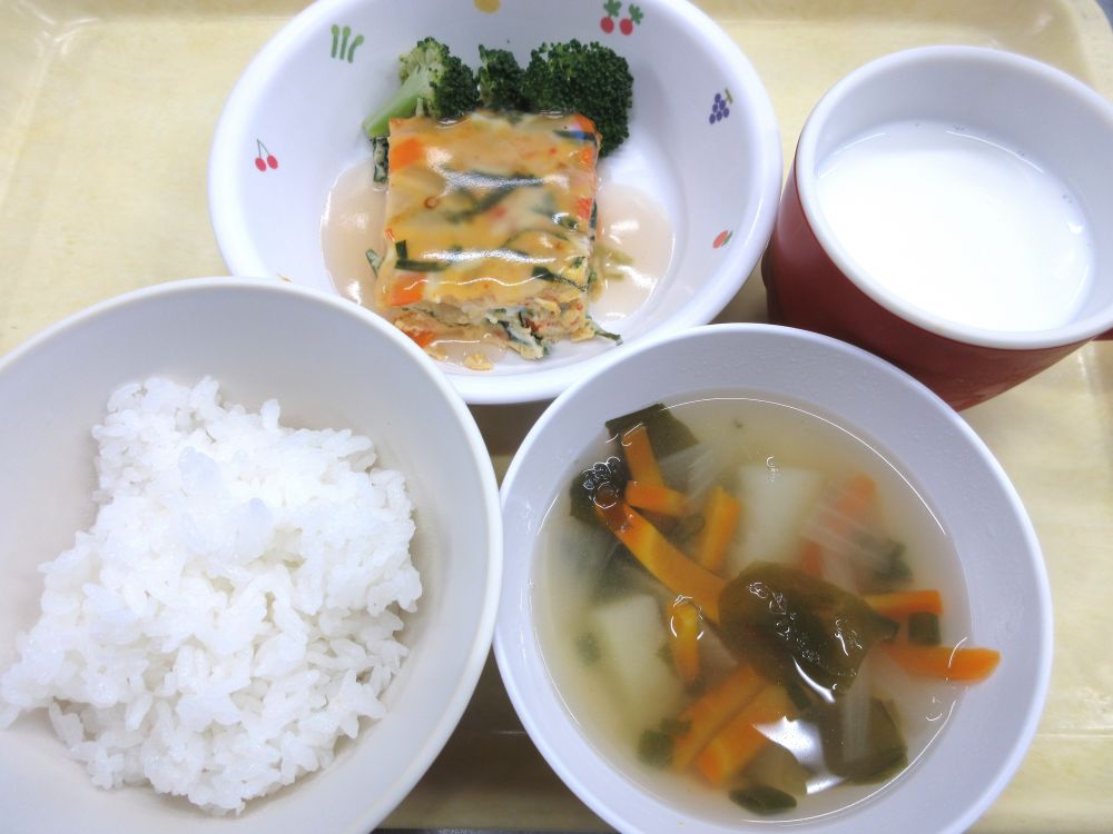 ご飯

かに玉風

ゆでブロッコリー

コンソメスープ

牛乳
