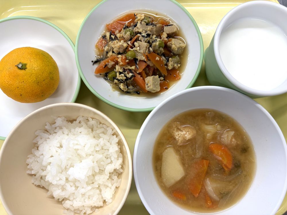 麦ご飯

高野豆腐の卵とじ

じゃがいものみそ汁

みかん　

牛乳