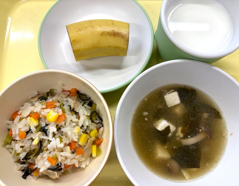 中華菜飯

豆腐とほうれん草のごまスープ

バナナ

牛乳