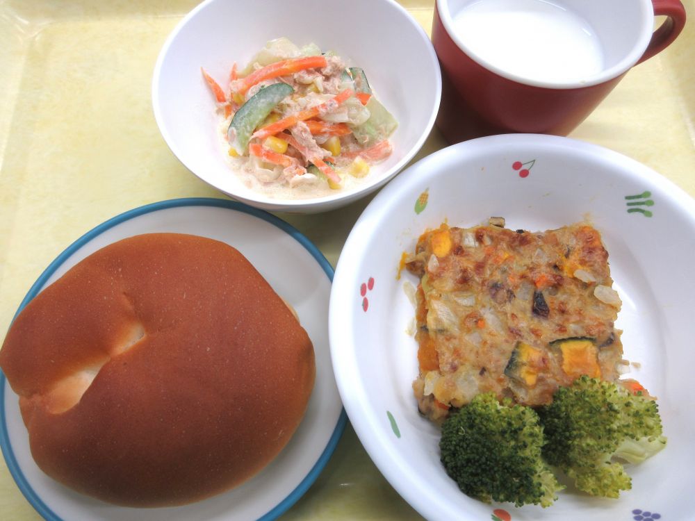 ロールパン

かぼちゃとチーズの和風ミートローフ

ゆでブロッコリー

ツナコーンサラダ

牛乳