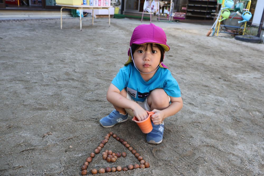 過ごしやすい季節になり、
子ども達は散歩に出かけたり、
園庭でますます活発に遊んでいます💕
この季節、子ども達は大好きな「どんぐり🌰」を使った遊びに夢中です！！
H君は、形の上にどんぐりを並べる遊びを
何度も楽しんでいました！
完成すると「やった～！！」と思わず声が😊
