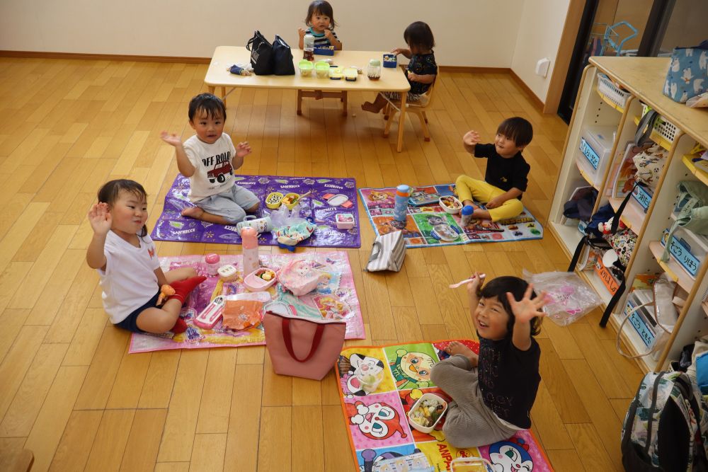 園に戻ってからは
お待ちかねのお弁当♡

自分でシートを敷いて
お弁当を出して・・・
みんなで「いっただっきまーす！」

「おいしーい😋」
「たまごやきいっしょ！」
「でざーともある～♡」
「ばなな！！！」

可愛いやりとりがたくさん
聞こえてきました♡
みんなで食べるお弁当は美味しいね😆

お忙しい中
お弁当のご用意ありがとうございました！