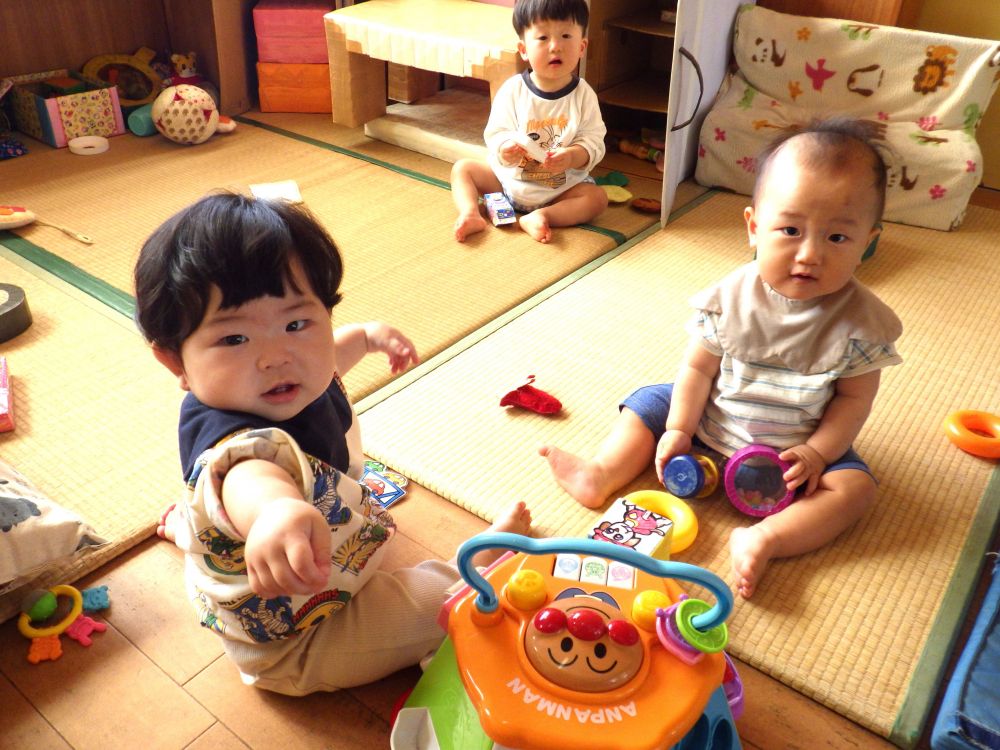 園でのびのびと過ごしたYちゃん、Ｓくん、Ｒくん
つかまり立ちをしたり、マラカスでノリノリだったりそれぞれのペースで楽しみます