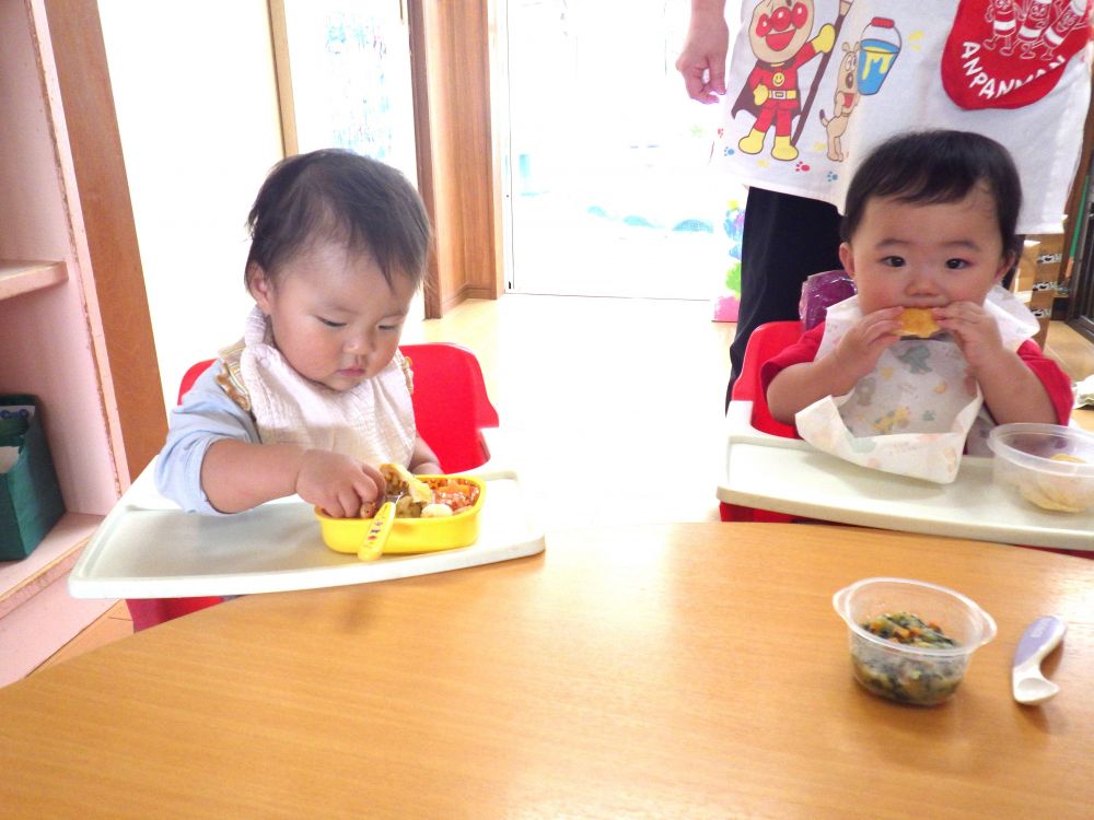 そして待ちに待ったお弁当♡
目の前にくると、すぐに手を伸ばして食べ始めたＴちゃんとＲくん
大好きなお家の味にモリモリ食べていました
とても嬉しそうに食べていたウサギ組さんでした
ありがとうございました
