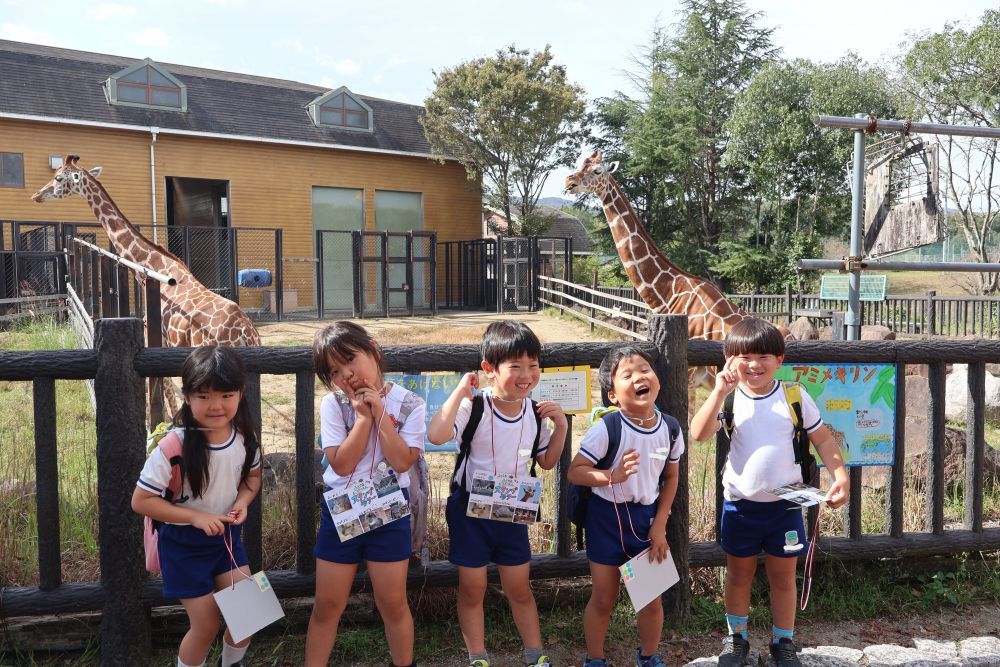 もちろんキリンさん🦒ともハイチーズ📸
エサを食べるキリンさんを見て
「口の動きが面白い😆」
「グルグル回っとる！！！！」
不思議そうに笑って見ていました！！