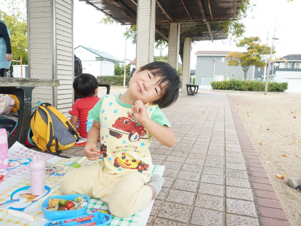 待ちに待ったお弁当！
公園でシートを敷くのもワクワク♪
みんなでお弁当を食べるのもワクワク♪
