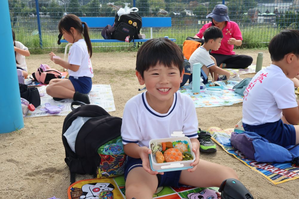 園内をぐるっと回ったあとは
公園で待ちに待ったお弁当🍱
「ドラゴンボールにしてもらった」
「ピカチュウ」　「ハロウィン👻」
とみんなで見せ合いっこ♡

あっという間に完食😋
「まだまだお腹すいた～😆」
「美味しすぎる～」　と言う声も(笑)