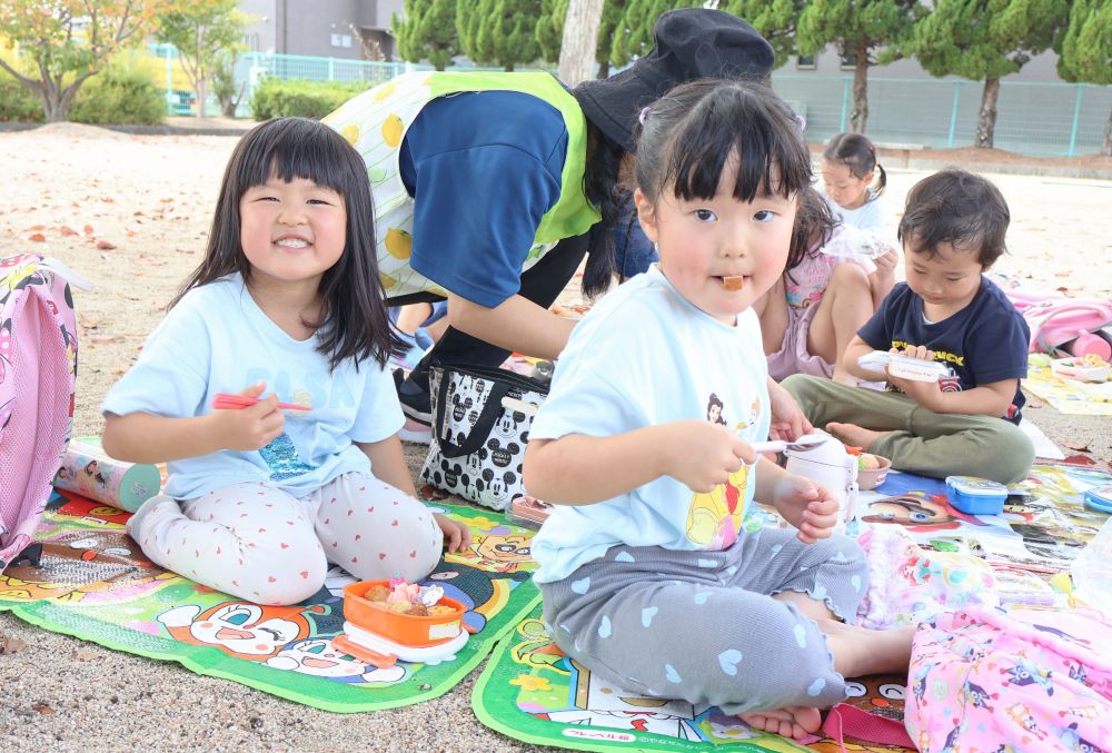 高西公園で思いきり体を動かしたり
落ち葉や木の実を集めたりして
いっぱい遊んだあとは…
待ちに待ったお弁当の時間♪
　「おいし～！！」
　「もうなくなっちゃった～」
木かげにシートを敷いて友達と一緒に
楽しんで食べる♡
