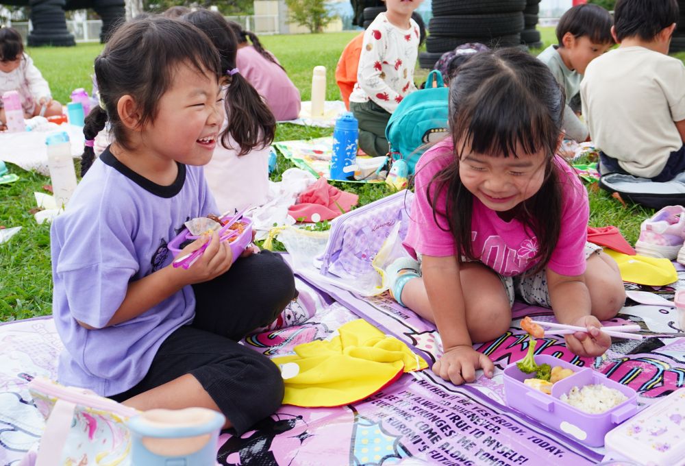 そしてついにお弁当タイム！
自分のお弁当の好きなポイントを伝え合ったり
同じ具材が入っていたら「一緒！」と喜んだり♡
みんなで食べるからこその楽しさを味わっていました！

愛情たっぷりのお弁当ありがとうございました♡♡