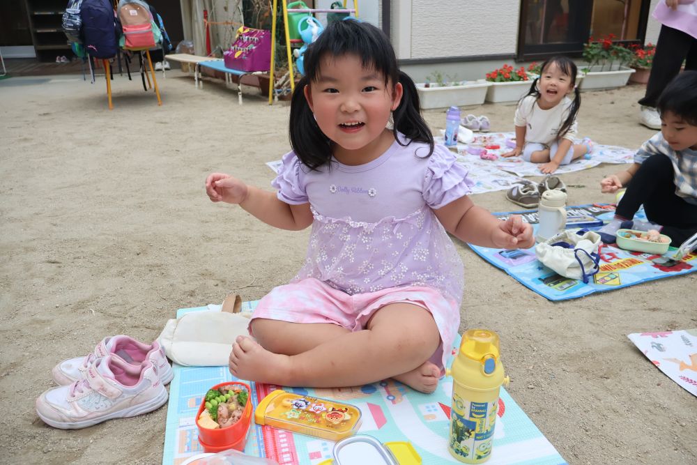 「いつお弁当食べるの！？」
「はやく食べたいな～」と楽しみにしていた
リス組さん☆

お弁当を開くと「うわ～♡」と嬉しそう☺
