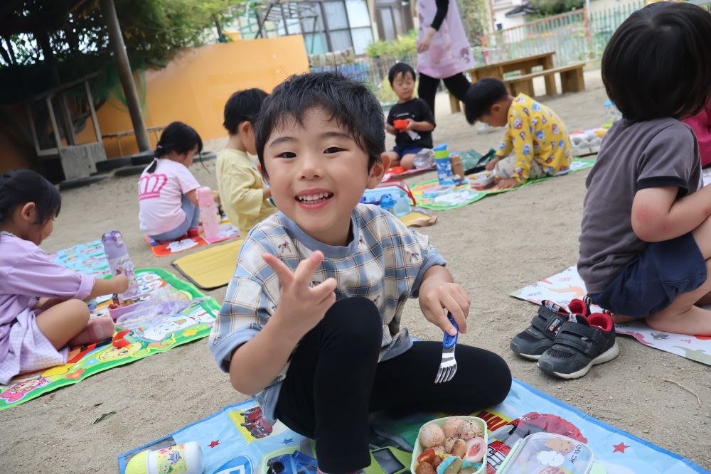 シートを敷いてお弁当って特別✨
美味しそうに食べていたリス組さんでした！
