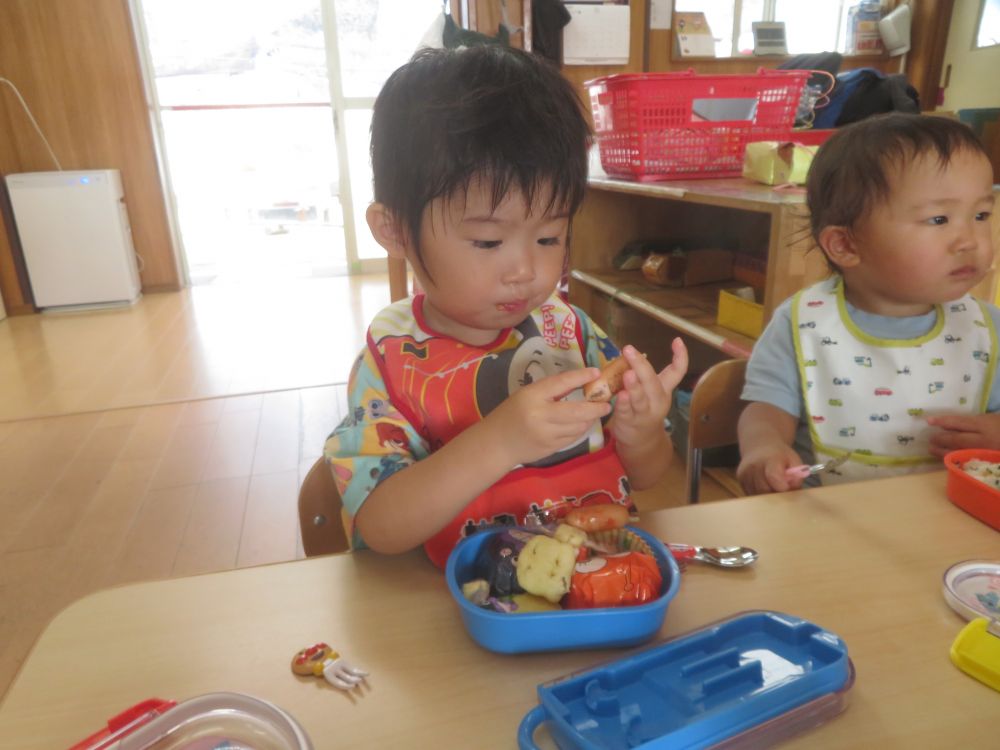 園に帰ると待ちに待ったお弁当！
蓋を開けると「うわあ～♡」「みてみて～」と
嬉しそうなヒヨコ組さん
Fくんはお友達と楽しそうにお弁当を食べました♪
