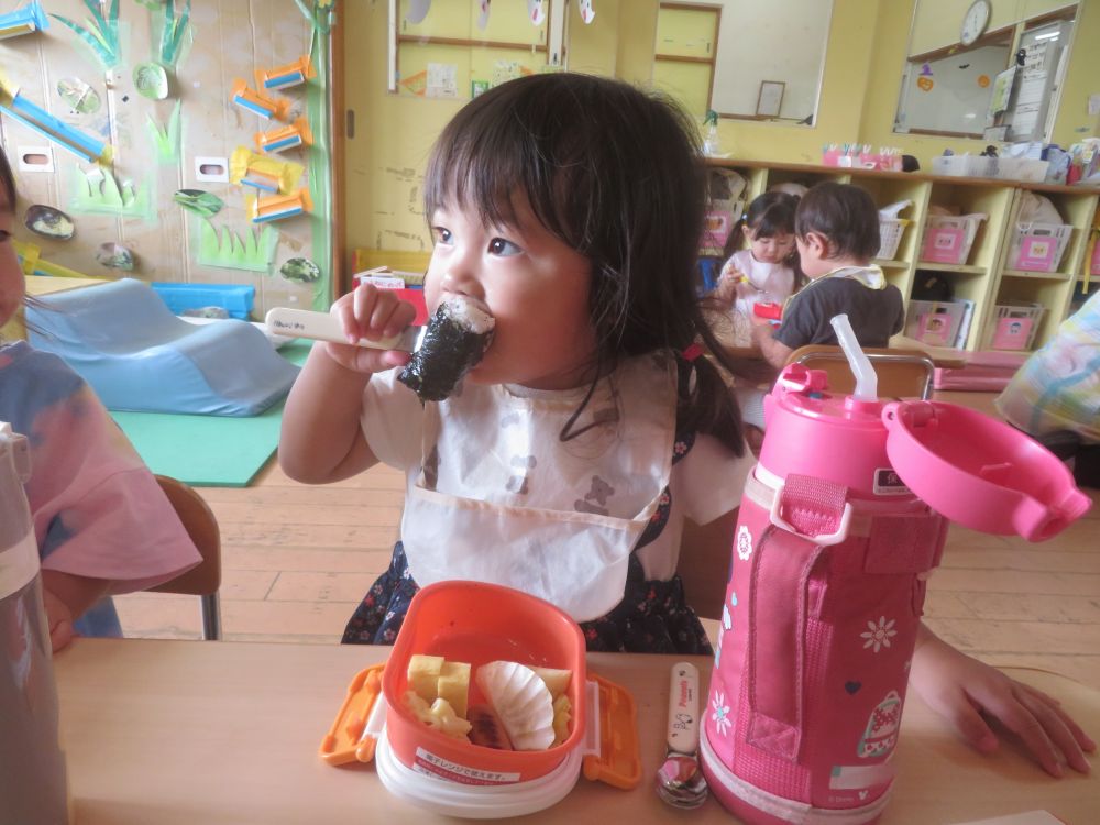 「おにぎり！」とにこにこのYちゃん
大きい口でかぶりついて大満足の様子でした!
愛情いっぱいのお弁当ありがとうございました♡